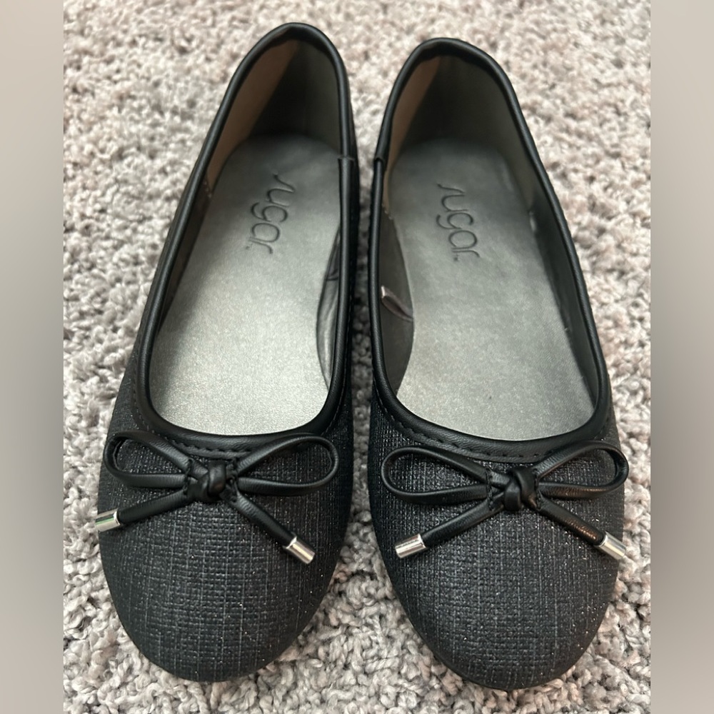 Girls Flat Shoes. Brand new. Size: 1